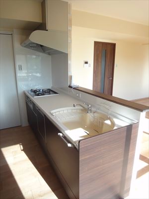 家族みんなが集まる明るいリビングに